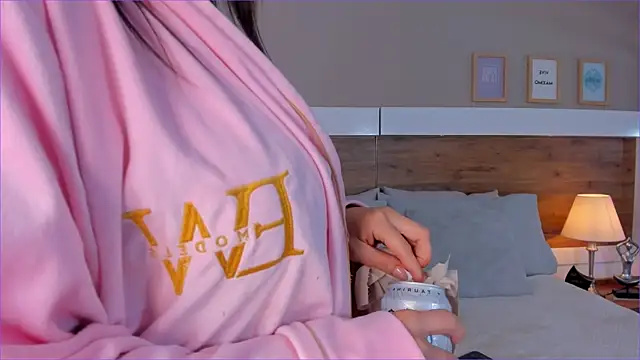 ScarlettWallace online show from 10/25/25, 05:39