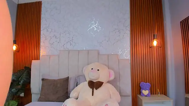 ScarlettWallace online show from 11/17/25, 04:44