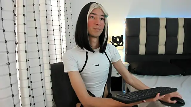 Snapshot of loverisu-coral chatting on 10/18/25, 07:38 loverisu-coral online show from 10/18/25, 07:38
