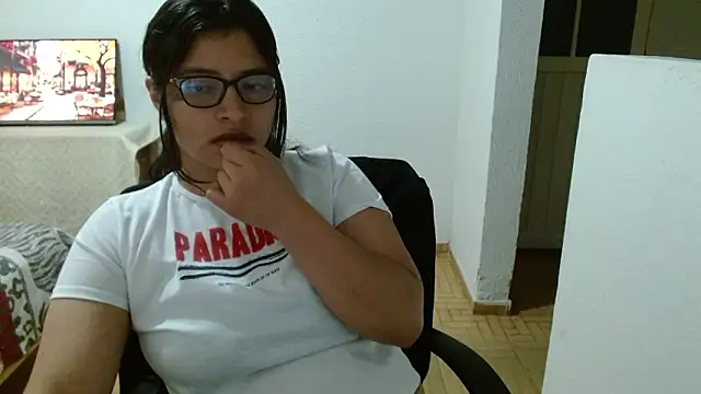 Snapshot of saralo__ chatting on 03/06/26, 10:05 saralo online show from 03/06/26, 10:05