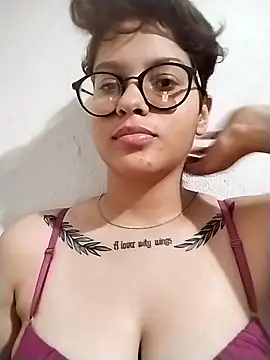 Snapshot of vickpxx chatting on 09/14/25, 04:13 vickpxx online show from 09/14/25, 04:13