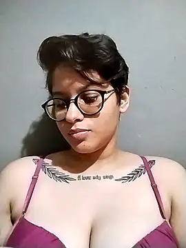 Snapshot of vickpxx chatting on 10/04/25, 04:58 vickpxx online show from 10/04/25, 04:58