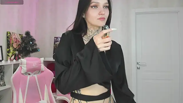 Snapshot of Selena_Sharp chatting on 03/08/25, 04:01 Selena Sharp online show from 03/08/25, 04:01