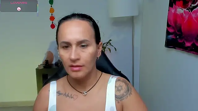 Snapshot of Sara_Charmy chatting on 05/25/26, 11:20 Sara Charmy online show from 05/25/26, 11:20