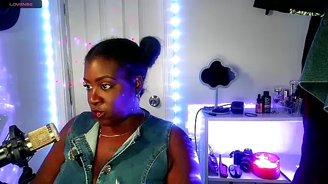 Snapshot of lovelyenigma365 chatting on 01/15/26, 05:11 lovelyenigma365 online show from 01/15/26, 05:11