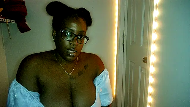 Snapshot of lovelyenigma365 chatting on 12/16/25, 06:01 lovelyenigma365 online show from 12/16/25, 06:01