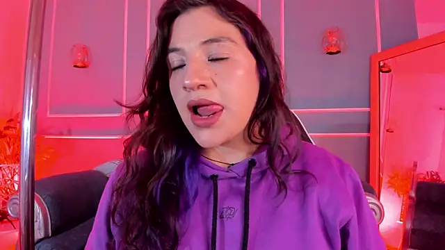 TaraTaylorr online show from 12/04/25, 02:43