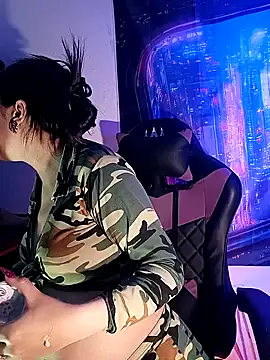 Snapshot of MiaStarts chatting on 12/18/25, 10:19 MiaStarts online show from 12/18/25, 10:19