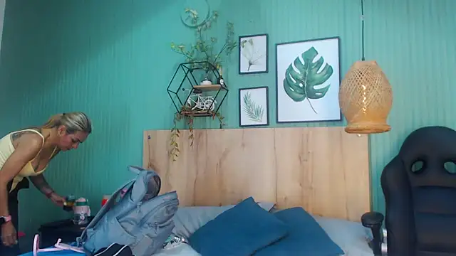 yessila parker online show from 12/04/25, 04:50