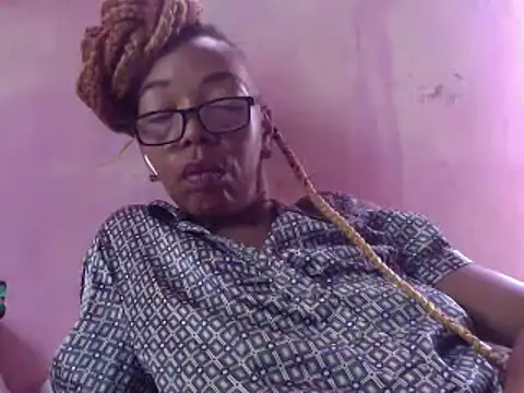 Snapshot of Ladyzee25 chatting on 06/15/26, 05:01 Ladyzee25 online show from 06/15/26, 05:01