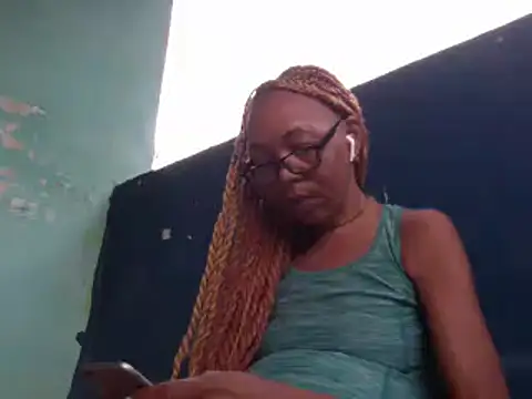 Snapshot of Ladyzee25 chatting on 06/21/26, 11:21 Ladyzee25 online show from 06/21/26, 11:21