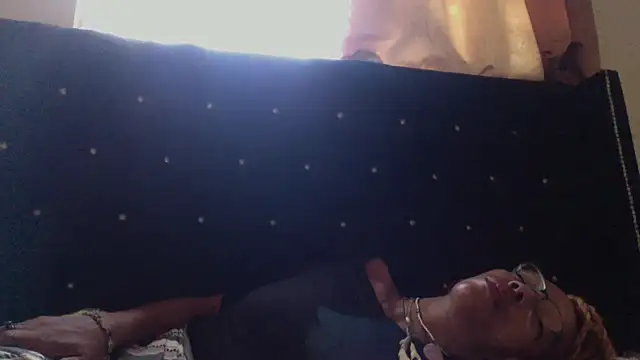 Ladyzee25 online show from 10/21/25, 02:38