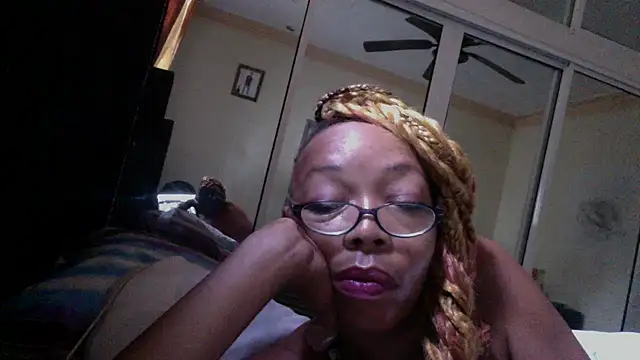 Ladyzee25 online show from 10/17/25, 01:02