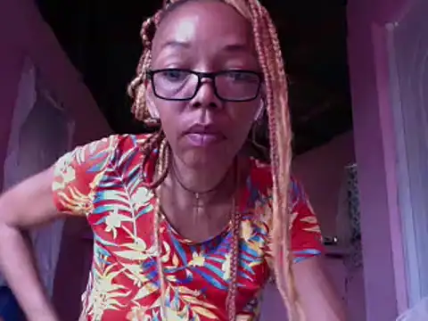 Snapshot of Ladyzee25 chatting on 06/04/26, 11:09 Ladyzee25 online show from 06/04/26, 11:09