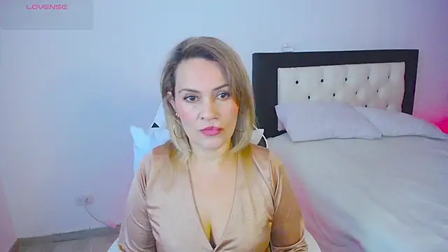 CarolinneFiotti online show from 10/15/25, 01:41