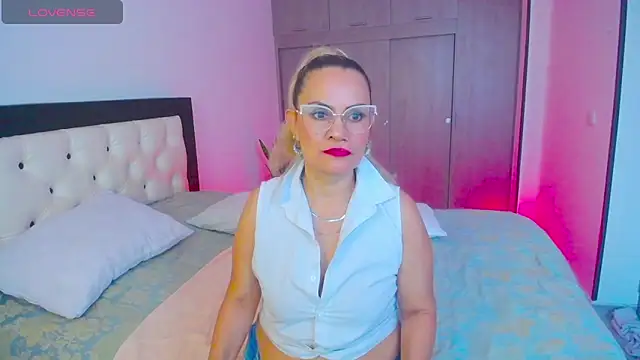 CarolinneFiotti online show from 10/04/25, 04:08