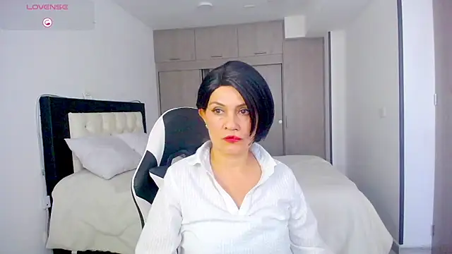 CarolinneFiotti online show from 11/29/25, 03:56