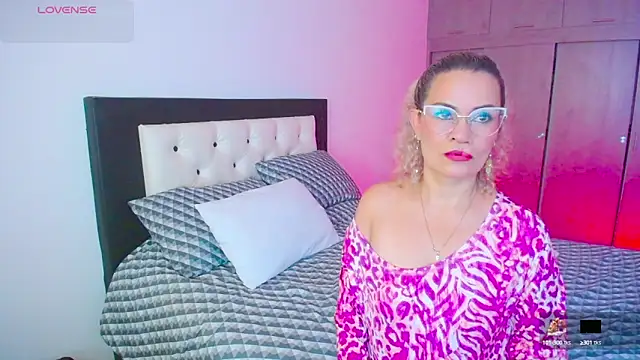 CarolinneFiotti online show from 09/27/25, 01:17