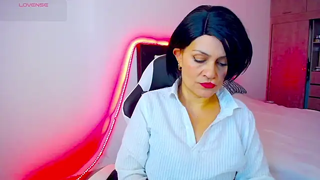 CarolinneFiotti online show from 11/04/25, 01:37