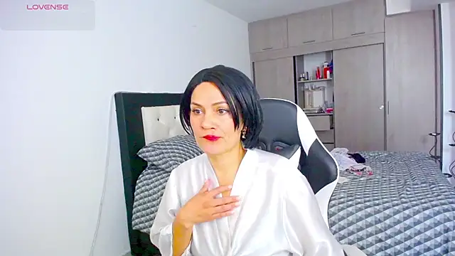 CarolinneFiotti online show from 11/25/25, 02:28