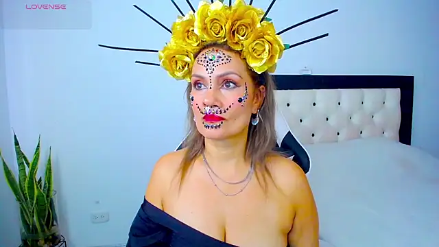 CarolinneFiotti online show from 10/31/25, 04:36