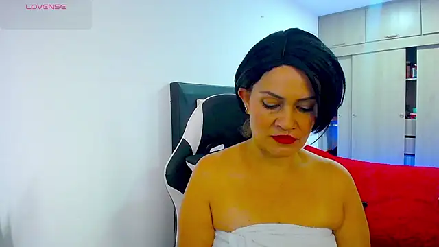 CarolinneFiotti online show from 12/03/25, 01:32