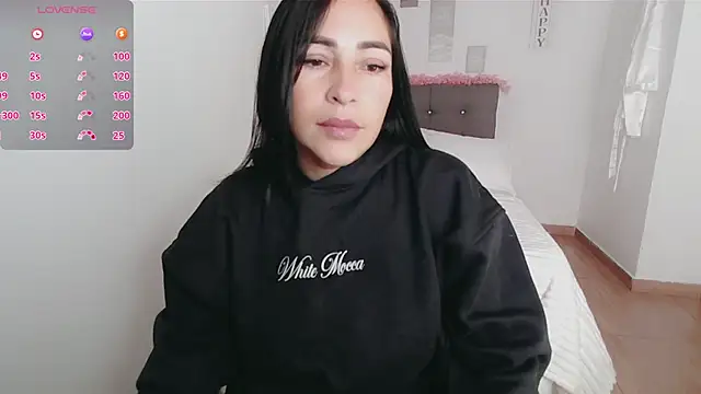 Snapshot of luna_lgomez_ chatting on 10/15/25, 12:02 luna lgomez  online show from 10/15/25, 12:02