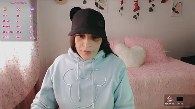 luna lgomez  online show from 11/12/25, 12:42