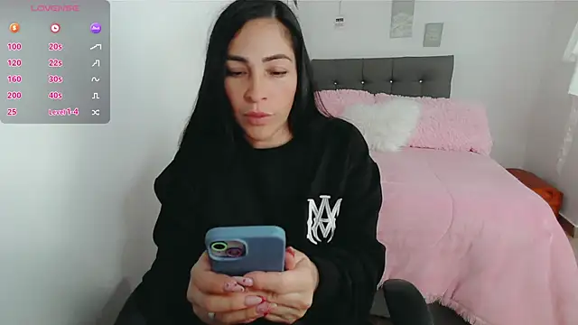 Snapshot of luna_lgomez_ chatting on 12/23/25, 05:18 luna lgomez online show from 12/23/25, 05:18