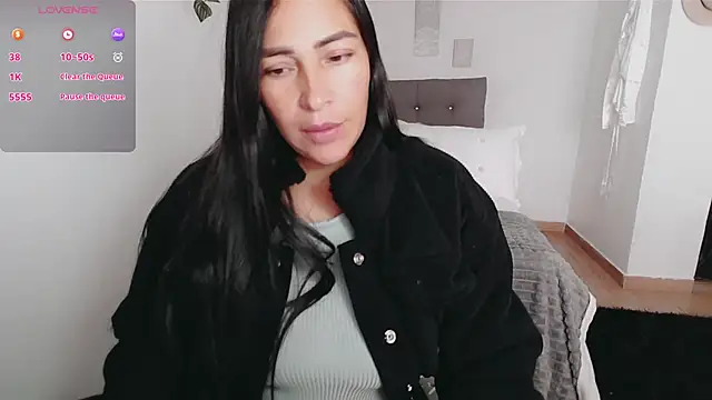 luna lgomez  online show from 11/26/25, 01:11