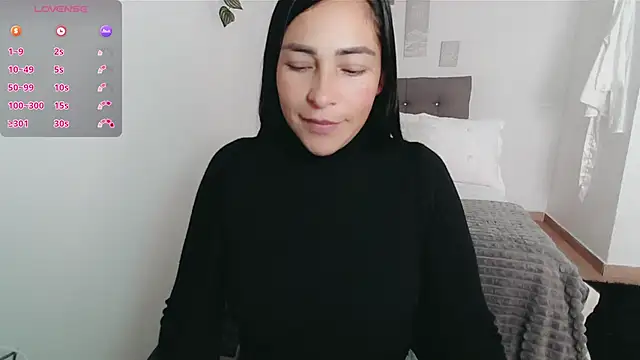 luna lgomez  online show from 11/27/25, 12:27