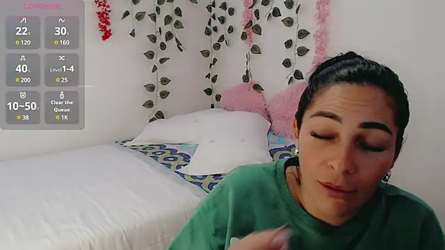 Snapshot of luna_lgomez_ chatting on 03/18/25, 05:23 luna lgomez  online show from 03/18/25, 05:23