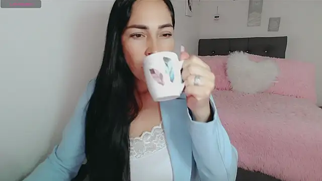 luna lgomez  online show from 12/18/25, 11:36