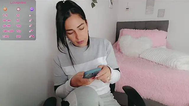 Snapshot of luna_lgomez_ chatting on 12/19/25, 12:51 luna lgomez online show from 12/19/25, 12:51