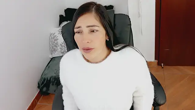 luna lgomez  online show from 04/07/26, 11:01