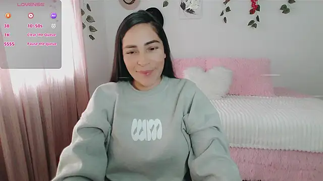 luna lgomez  online show from 10/31/25, 02:02