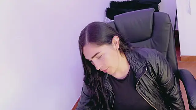 luna lgomez  online show from 04/18/26, 01:35