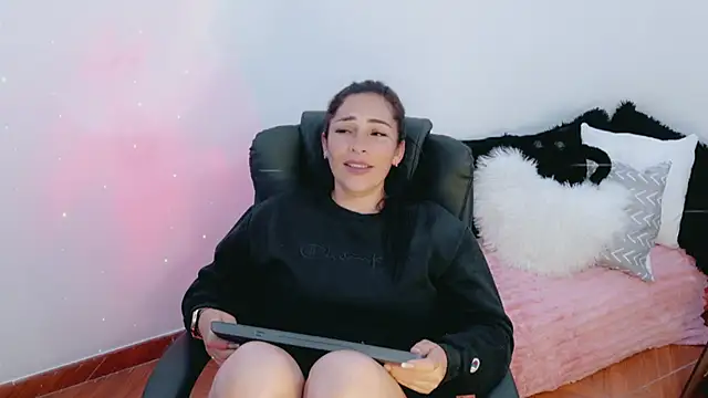 luna lgomez  online show from 03/26/26, 01:59