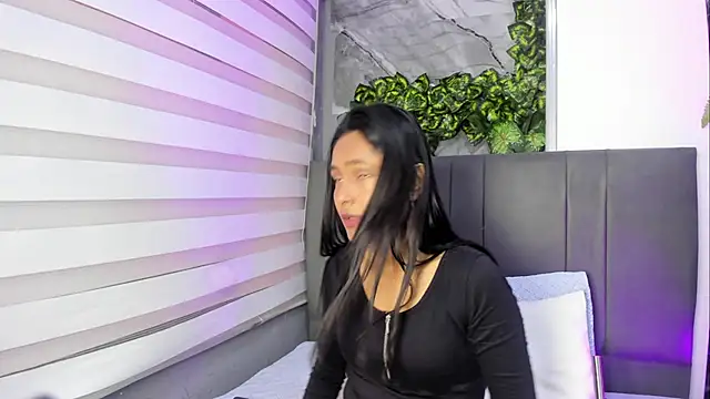 Fernanda liie  online show from 10/08/25, 12:28