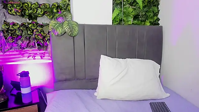 Fernanda liie  online show from 10/28/25, 12:37