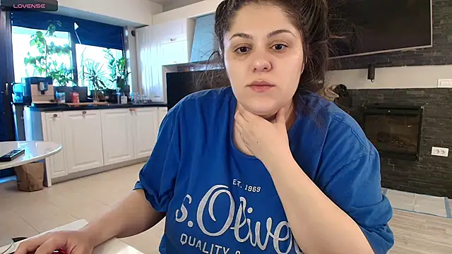 Snapshot of Layla- chatting on 03/21/25, 02:29 Layla- online show from 03/21/25, 02:29
