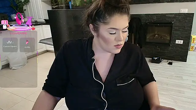 Layla- online show from 11/28/25, 05:02