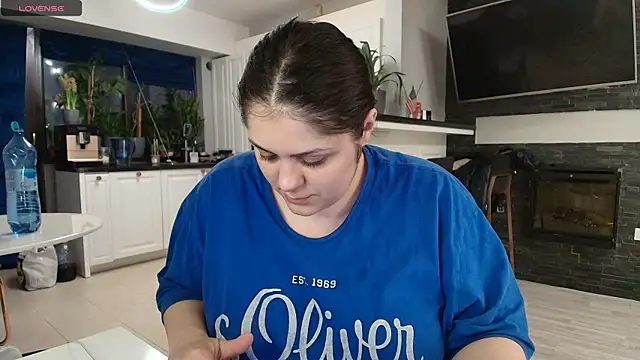 Snapshot of Layla- chatting on 03/16/25, 06:01 Layla- online show from 03/16/25, 06:01
