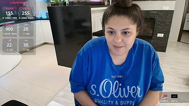 Snapshot of Layla- chatting on 09/25/25, 10:21 Layla- online show from 09/25/25, 10:21