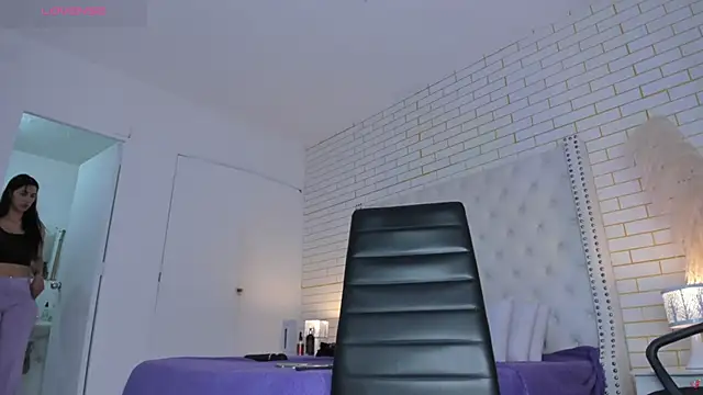 Emilly wilson  online show from 11/13/25, 12:09