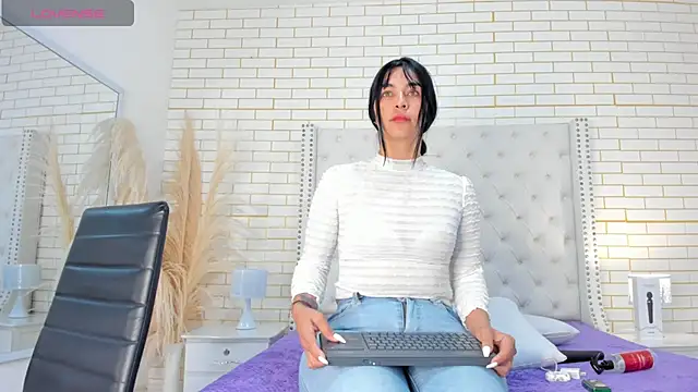 Emilly wilson  online show from 11/22/25, 11:42