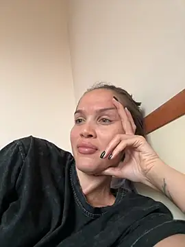 Snapshot of Beverly_Hilll chatting on 10/07/25, 12:50 Beverly Hilll online show from 10/07/25, 12:50
