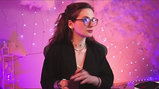 Snapshot of OliviaMcClean chatting on 03/19/25, 04:24 OliviaMcClean online show from 03/19/25, 04:24
