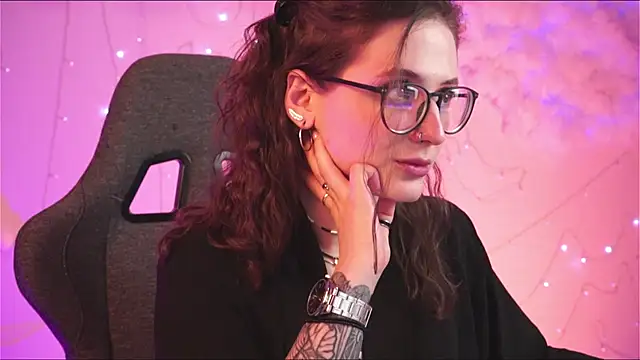 Snapshot of OliviaMcClean chatting on 03/19/25, 07:27 OliviaMcClean online show from 03/19/25, 07:27