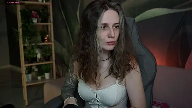 Snapshot of OliviaMcClean chatting on 10/08/25, 01:07 OliviaMcClean online show from 10/08/25, 01:07